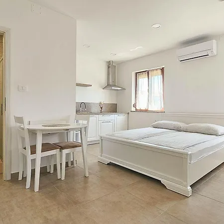 Appartement Elegantes Studio-apartment Mit Terrasse, Wifi, Klima *