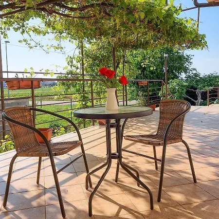 Elegantes Studio-apartment Mit Terrasse, Wifi, Klima Appartement