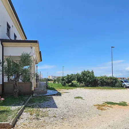Elegantes Studio-apartment Mit Terrasse, Wifi, Klima Appartement *