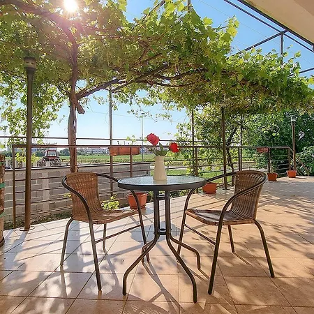 Elegantes Studio-apartment Mit Terrasse, Wifi, Klima