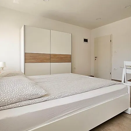 Elegantes Studio-apartment Mit Terrasse, Wifi, Klima Appartement