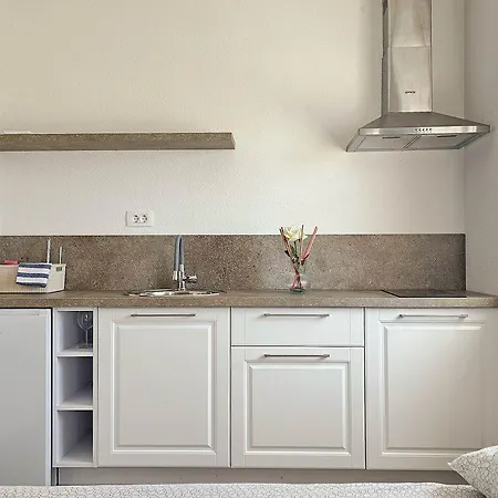 Elegantes Studio-apartment Mit Terrasse, Wifi, Klima