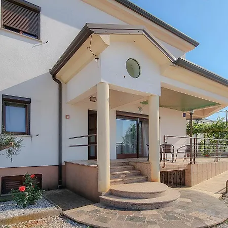Appartement Elegantes Studio-apartment Mit Terrasse, Wifi, Klima